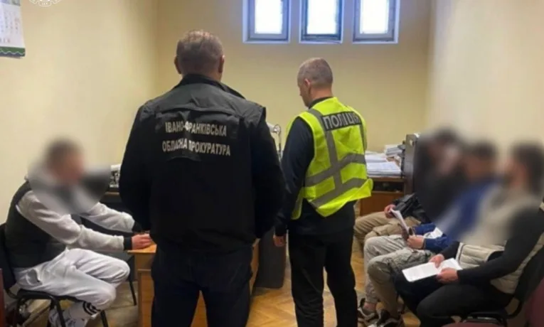 На Прикарпатті судитимуть групу кібершахраїв, які викрали майже 900 тисяч гривень