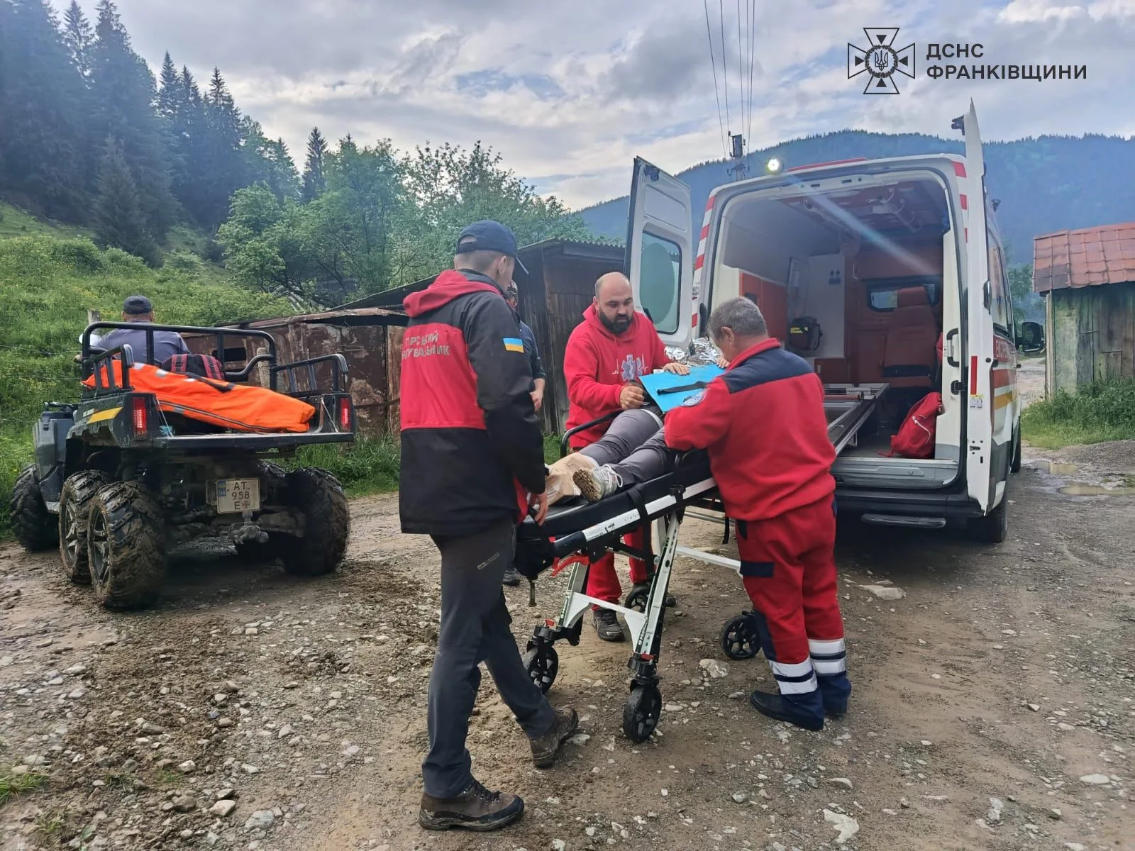 Під час мандрівки Карпатами жінка травмувалася та потребувала евакуації