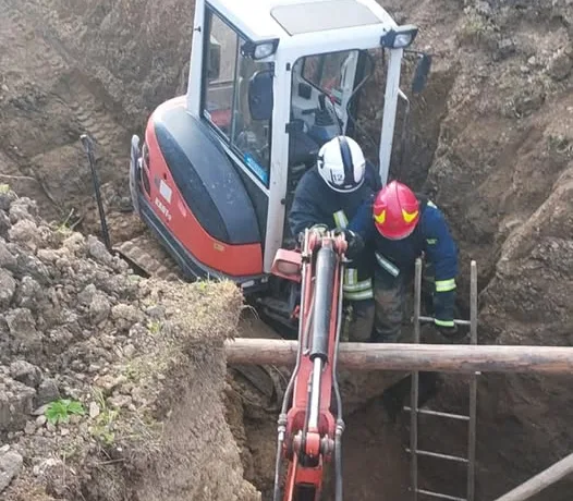 У Верховині чоловік опинився під завалом під час копання криниці