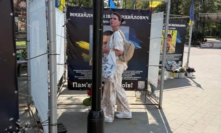 В Івано-Франківську невідома жінка зневажила пам'ять загиблого Героя