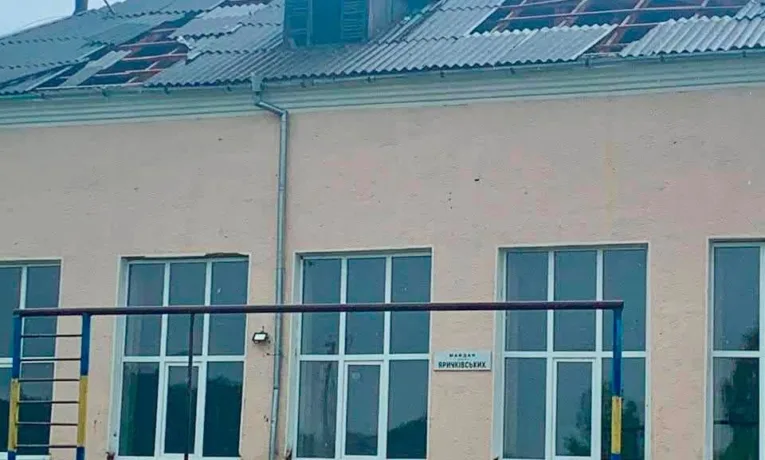На Прикарпатті ліквідовують наслідки негоди: пошкоджено гімназію та знеструмлено населені пункти