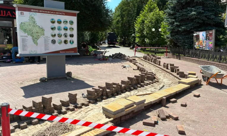 На Привокзальній площі Франківська облаштовують безбар’єрний простір
