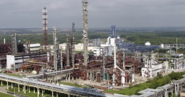На Прикарпатті шукають вихід із кризи на «Карпатнафтохімі»: людей залишили без зарплат