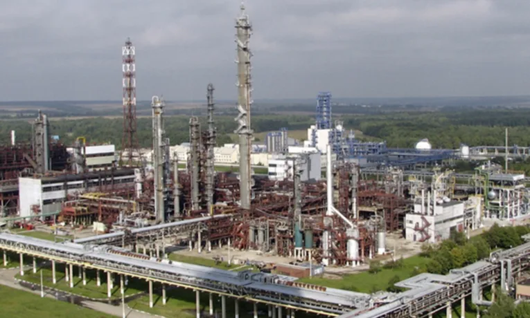 На Прикарпатті шукають вихід із кризи на «Карпатнафтохімі»: людей залишили без зарплат