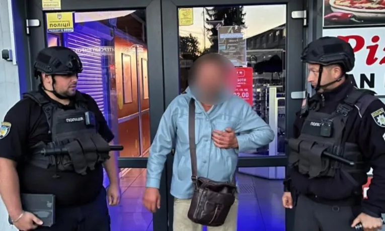Виламав двері та проник у магазин: у Надвірній затримали 51-річного чоловіка