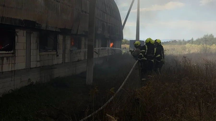В селі Чукалівка рятувальники гасили масштабну пожежу в ангарі