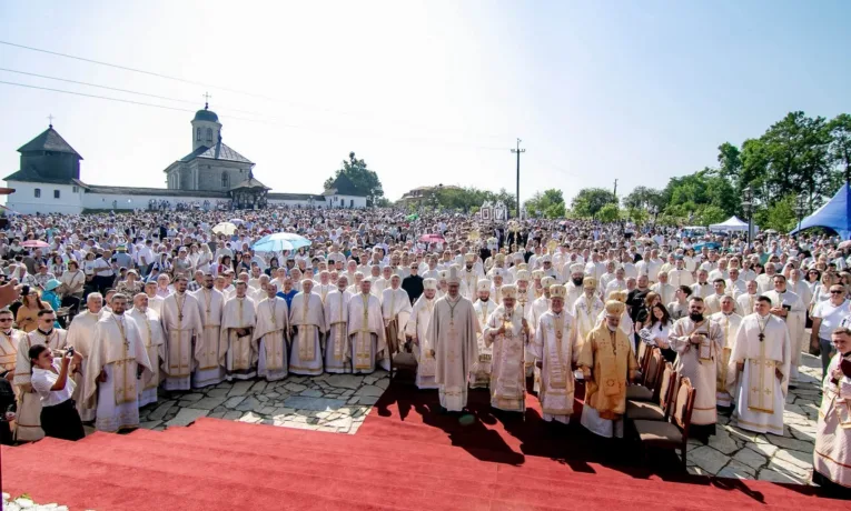Молитва за мир та воїнів на крилосі