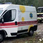 На Прикарпатті рятувальники витягнули карету «швидкої» з ґрунтової дороги