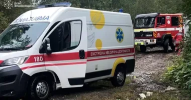 На Прикарпатті рятувальники витягнули карету «швидкої» з ґрунтової дороги