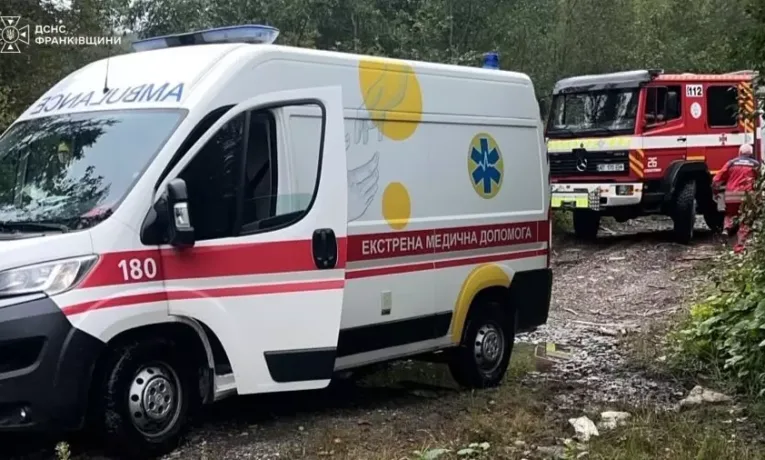 На Прикарпатті рятувальники витягнули карету «швидкої» з ґрунтової дороги