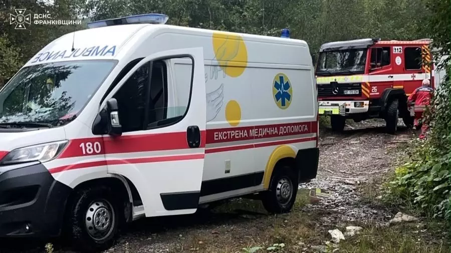 На Прикарпатті рятувальники витягнули карету «швидкої» з ґрунтової дороги