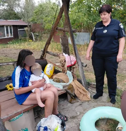 Мати була напідпитку, у будинку - безлад: на Надвірнянщині забрали шістьох дітей