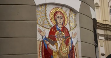 У Франківську відкрили та освятили мозаїку Богородиці