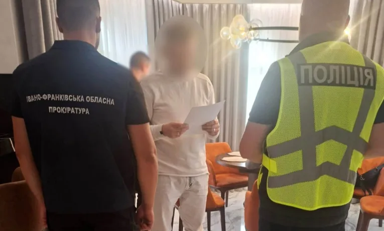 Ошукав трьох знайомих на понад 5,4 млн гривень: на Прикарпатті викрили 38-річного чоловіка