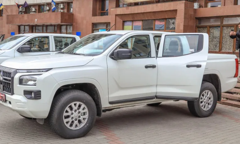 На Прикарпатті передали два нові автомобілі для мобільних вогневих груп ППО