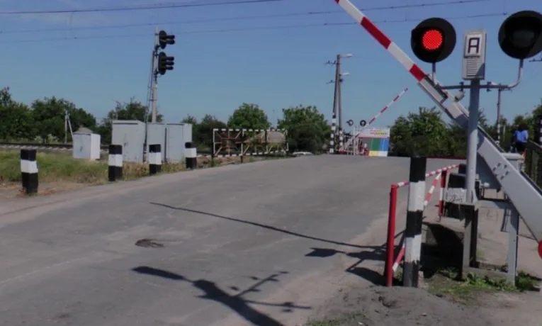 На Надрічній неповнолітній водій порушив правила проїзду залізничного переїзду