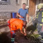 12 метрів під землею: на Калущині рятувальники визволили чоловіка з криниці