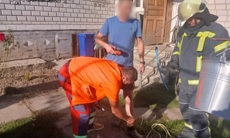 12 метрів під землею: на Калущині рятувальники визволили чоловіка з криниці