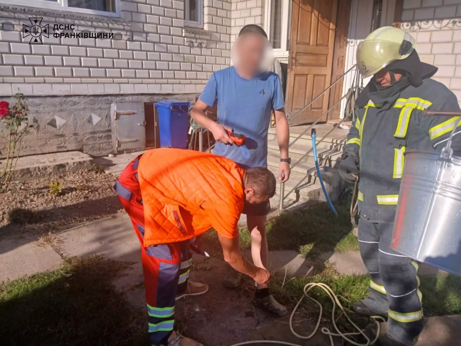 12 метрів під землею: на Калущині рятувальники визволили чоловіка з криниці