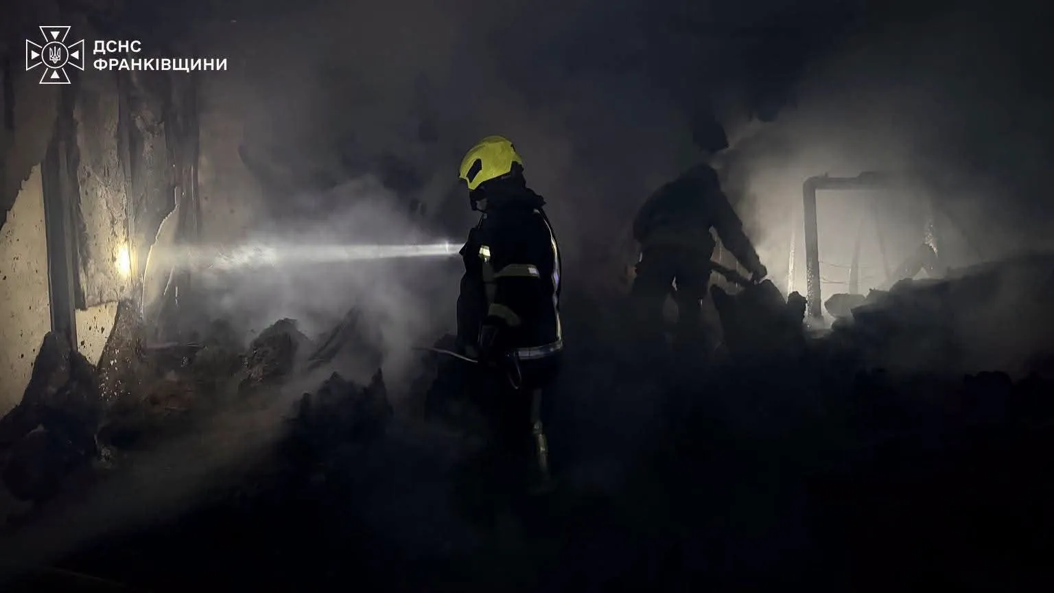 На Прикарпатті рятувальники ліквідували пожежі після ворожого обстрілу